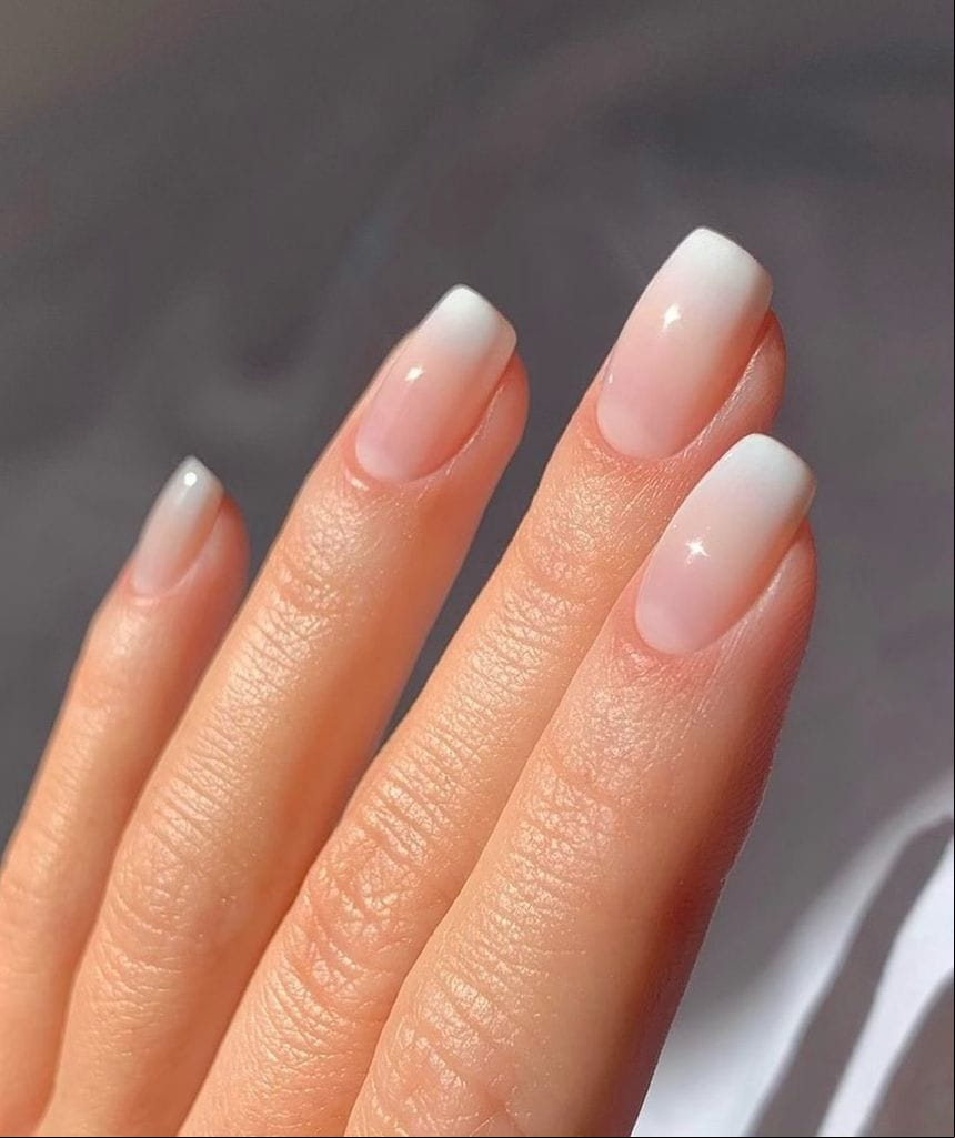 Manicura baby boomer clásica midi