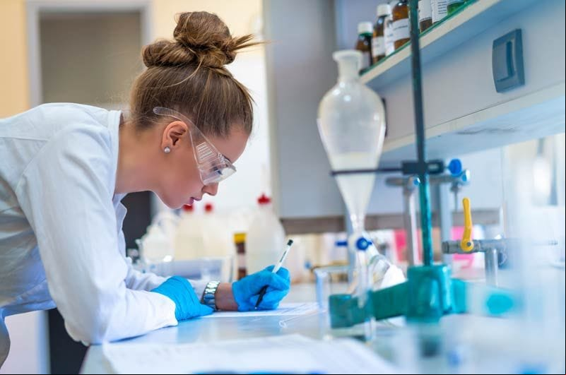 chica laboratorio