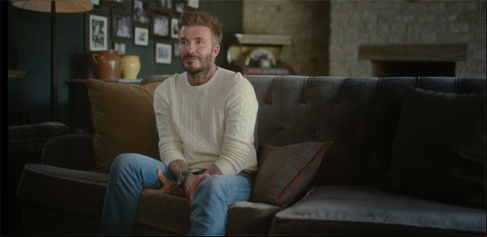 David Beckham en uno de los salones de su casa en la campiña inglesa
