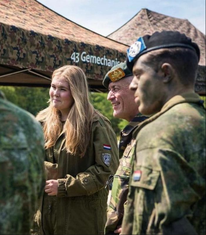 La princesa Amalia de Holanda reunida con las Fuerzas Armadas