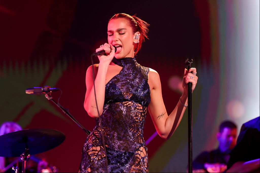 Dua Lipa durante una actuación en los Country Music Awards 