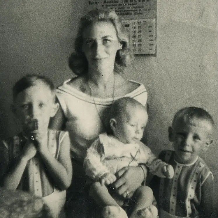 María con sus hijos mayores