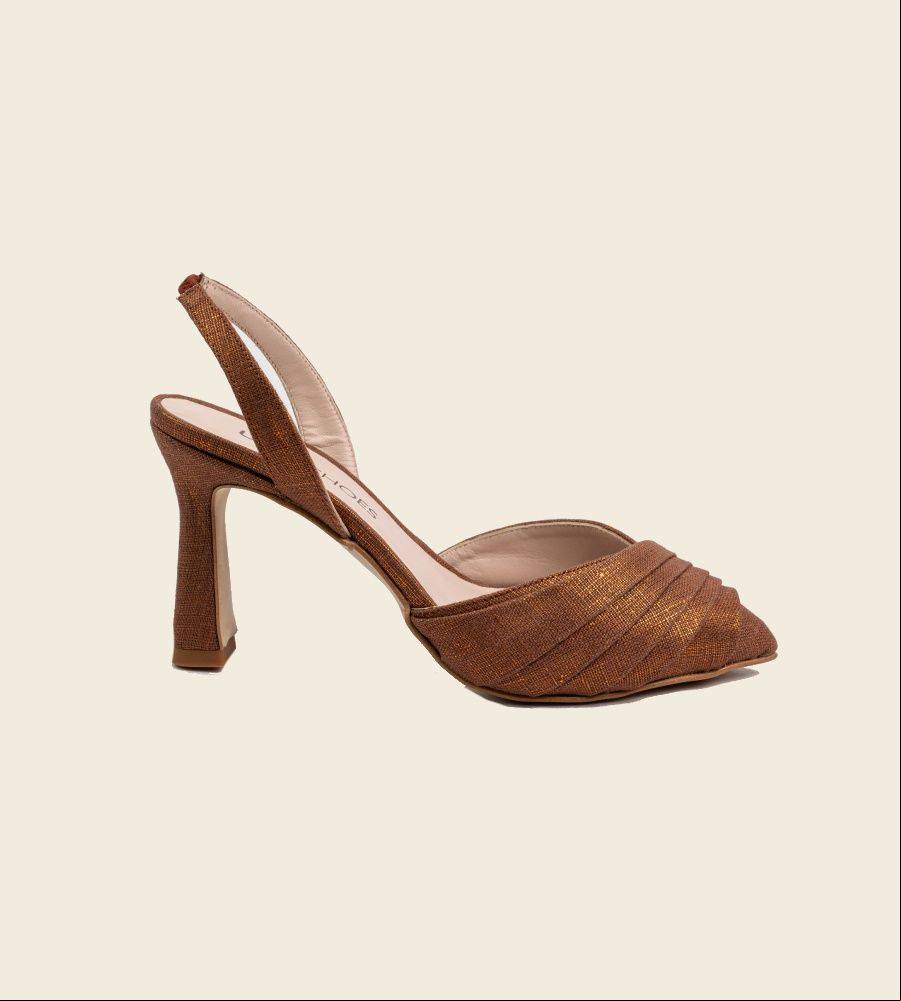 Zapato destalonado de tacón de color cobrizo, de Uniqshoes