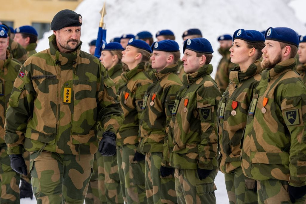 Haakon de Noruega, que además de heredero es regente en este momento, ha pasado revista al batallón en el que se encuentra la princesa Ingrid