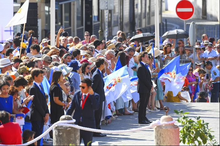 Expectación en los alrededores de la plaza