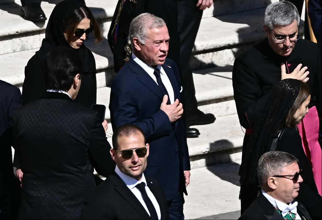 Abdalá y Rania de Jordania en el fuenral del Papa francisco 
