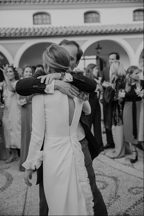 Novios bailando en su boda