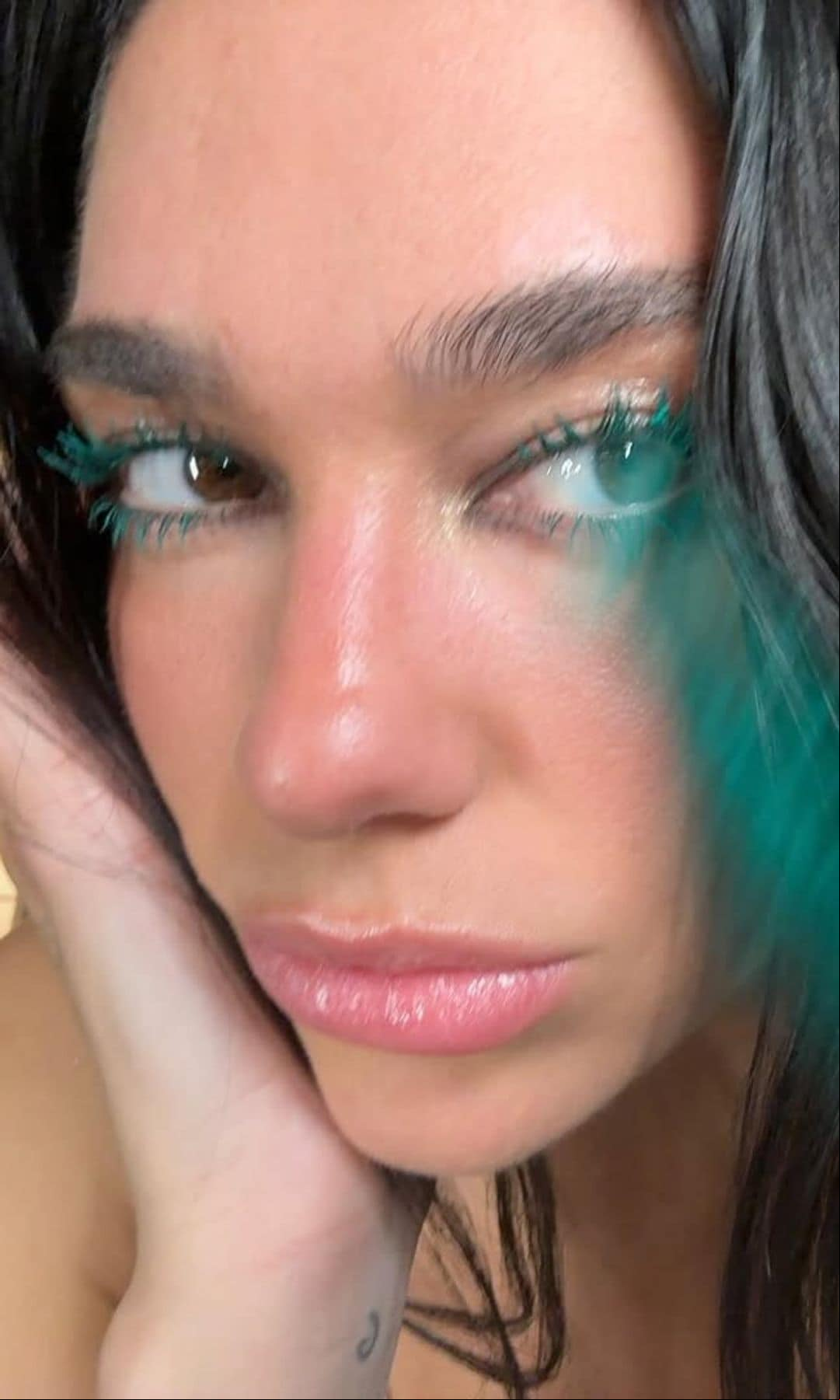 Dua Lipa máscara de pestañas