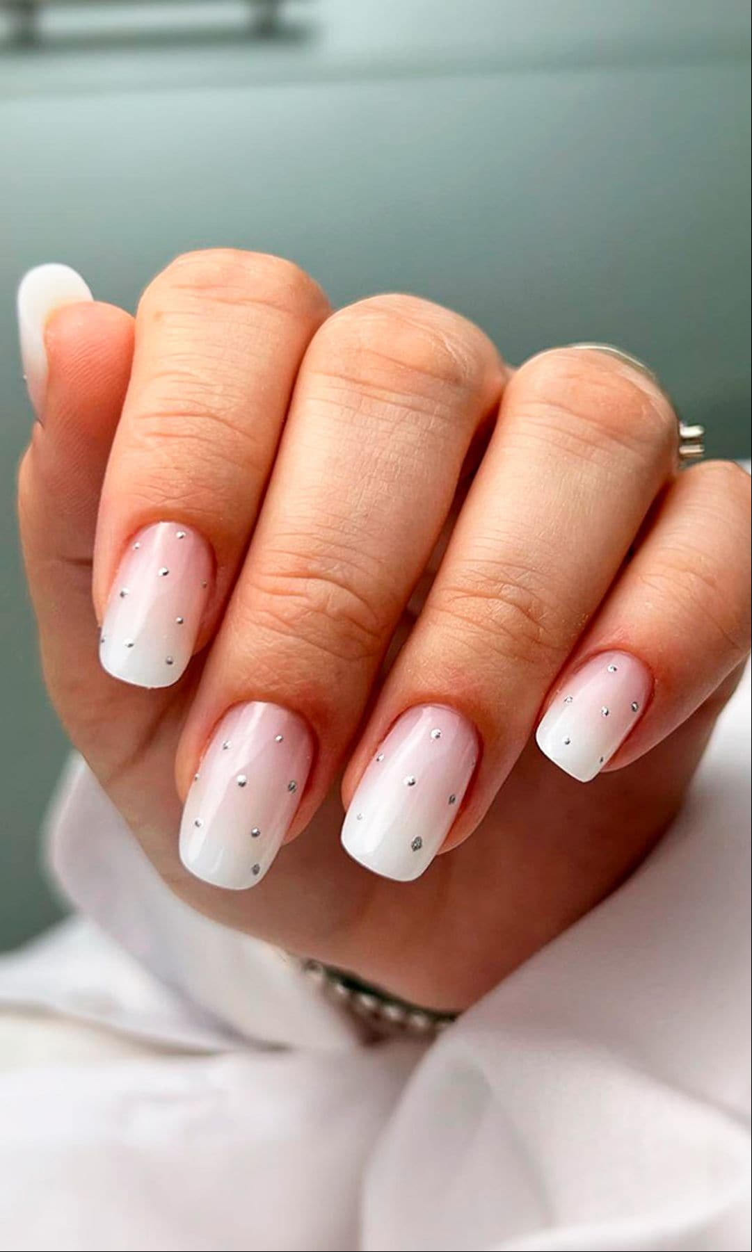 Manicura baby boomer con puntos plateados