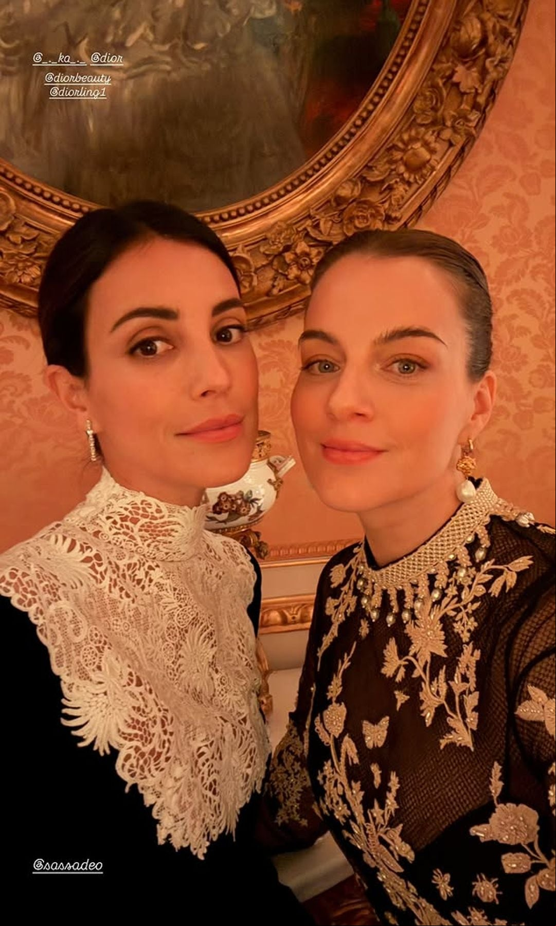 Sassa de Osma y Cleo Zu Oettingen-Spielberg con look de Dior en una cena en el palacio de Liria