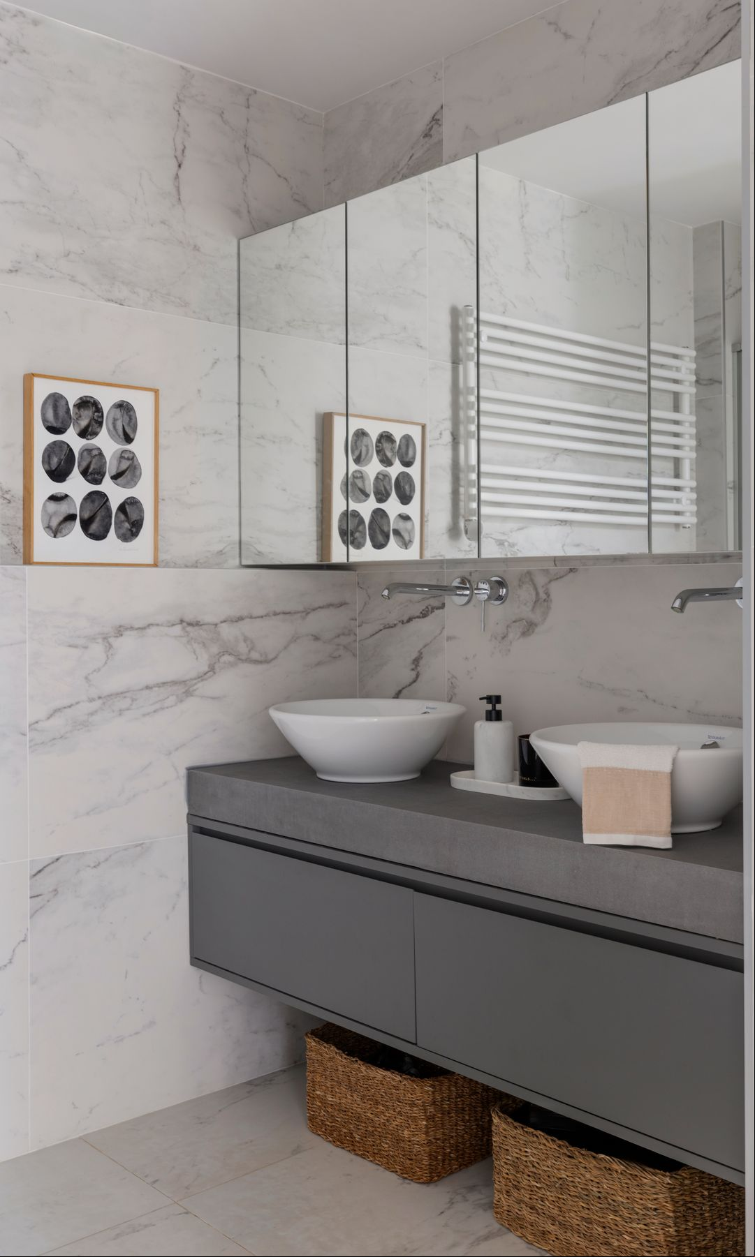 Baño pequeño con azulejos idénticos en pared y suelo