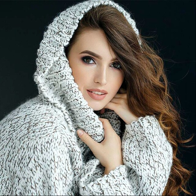 mujer con cabello sano y hermoso