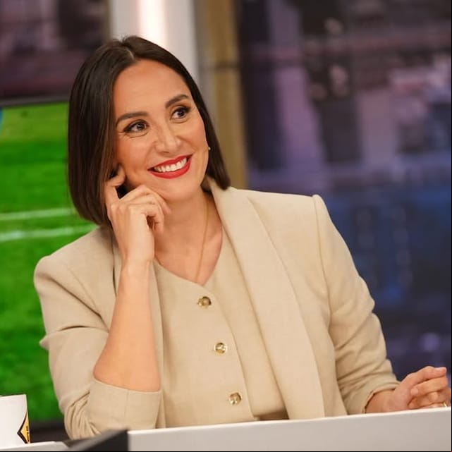 Tamara Falcó en 'El Hormiguero' con traje de chaqueta en blanco crudo
