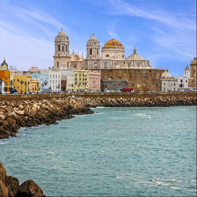 Cádiz con el mar y la Catedral de fondo