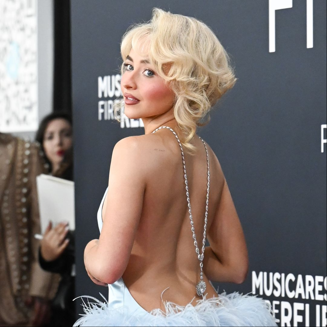 El 'look' de Sabrina Carpenter en los Grammys es un homenaje a una película icónica de 1964