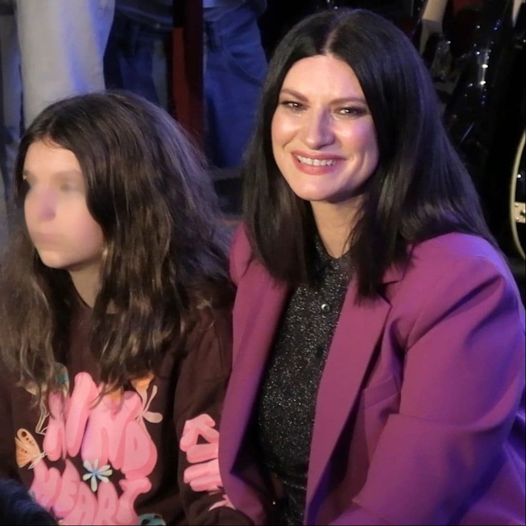 Las lágrimas de Laura Pausini, junto a su hija y su marido, en un emocionante encuentro con jóvenes