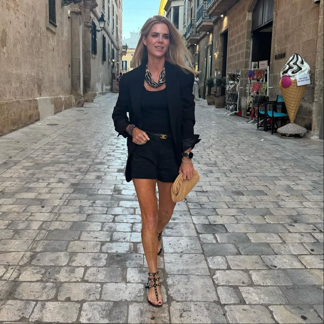 La maleta de Amelia Bono en su viaje a Menorca al detalle: shorts, básicos y rios tendencia