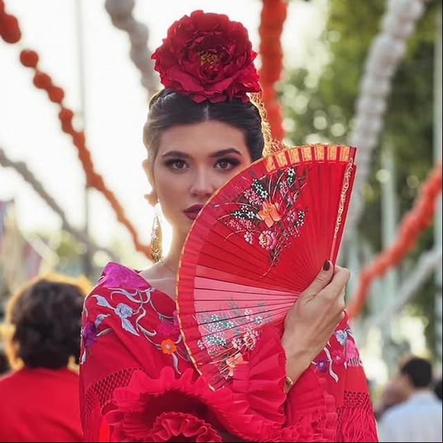 Daniela Tapia en la Feria de Abril con vestido de Rocío Peralta