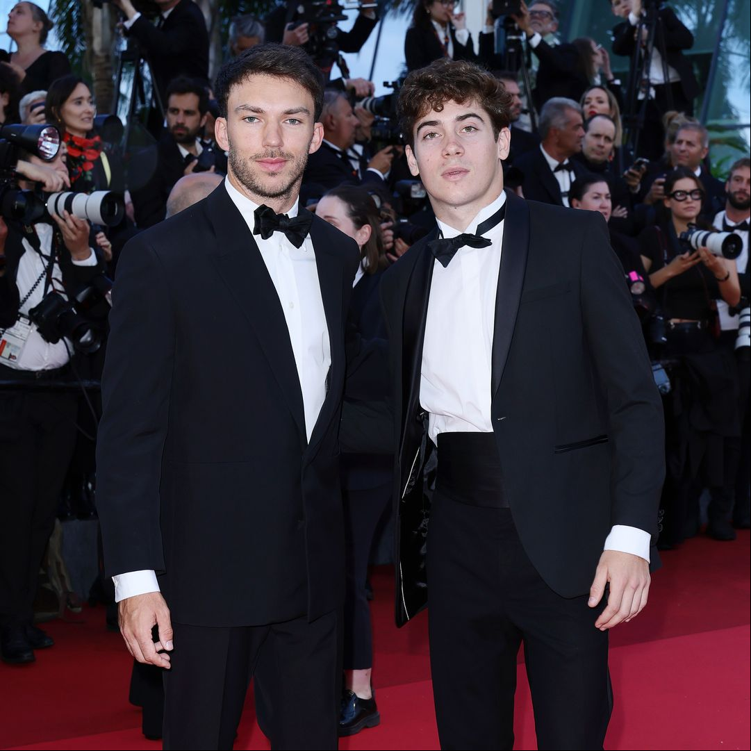 Franco Colapinto se quita el traje de piloto para su elegante debut en Cannes