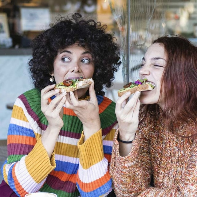 chicas comiendo