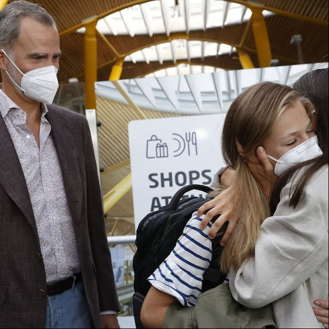 spanish princess says goodbye to family at the airport before leaving for new school