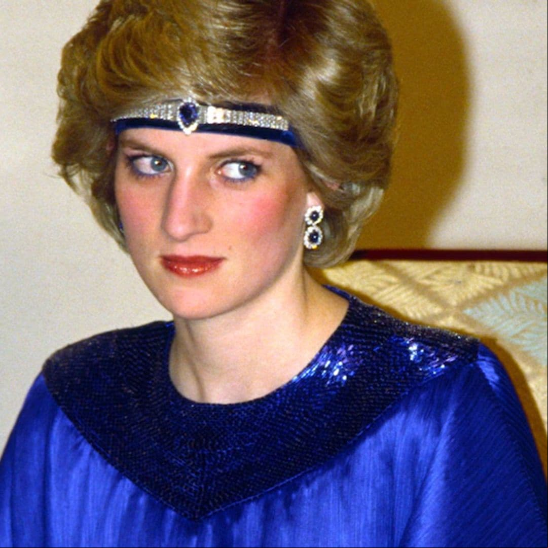 De Isabel II a Diana de Gales: descubre los secretos de la moda real británica en esta fascinante exposición