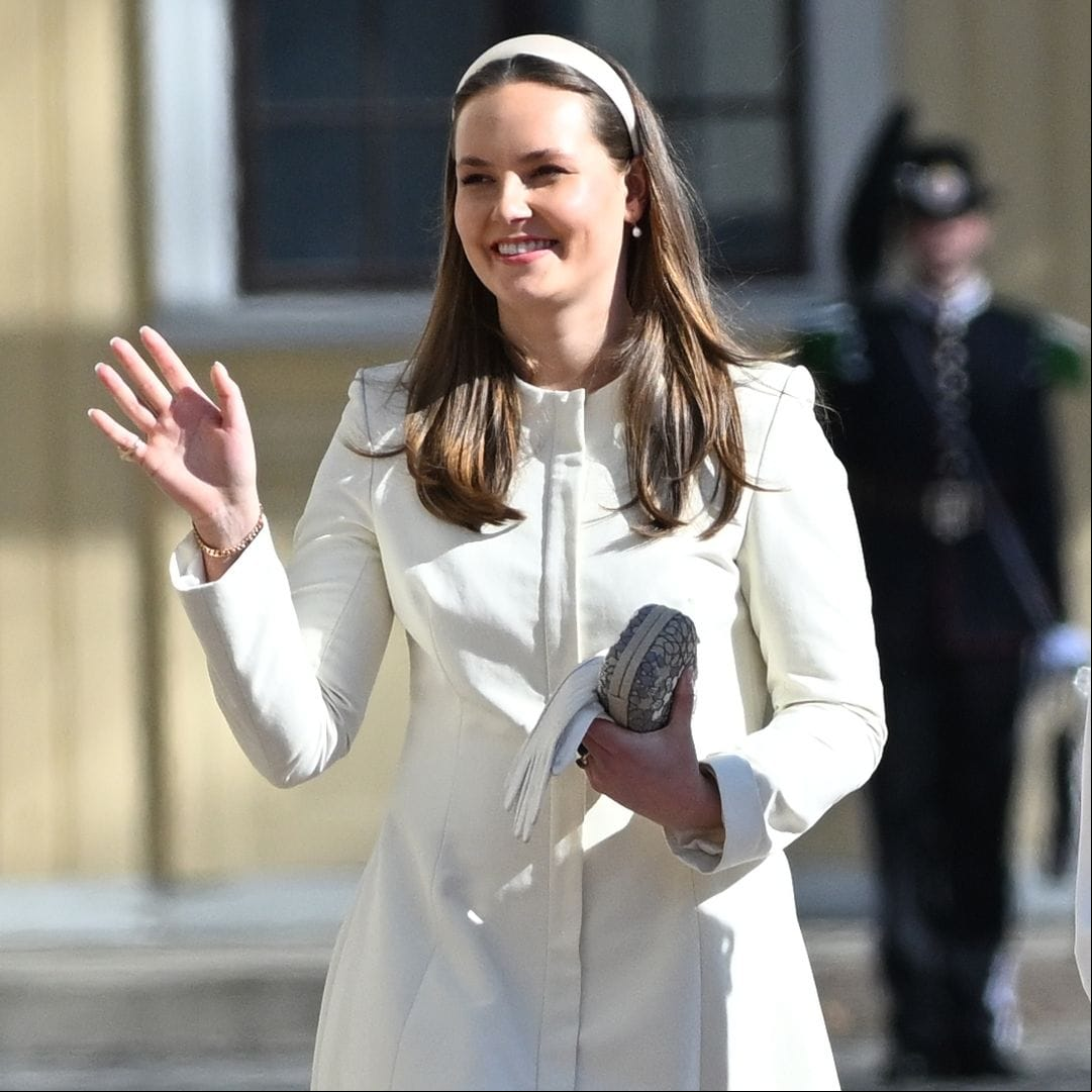 Ingrid de Noruega acerca su estilo al de su madre con su abrigo blanco y diadema para la historia
