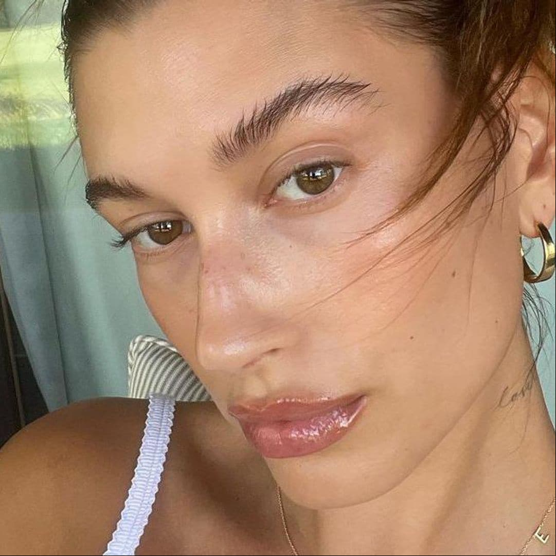 Hailey Bieber se sincera sobre su lucha contra la dermatitis perioral y comparte sus trucos para combatirla