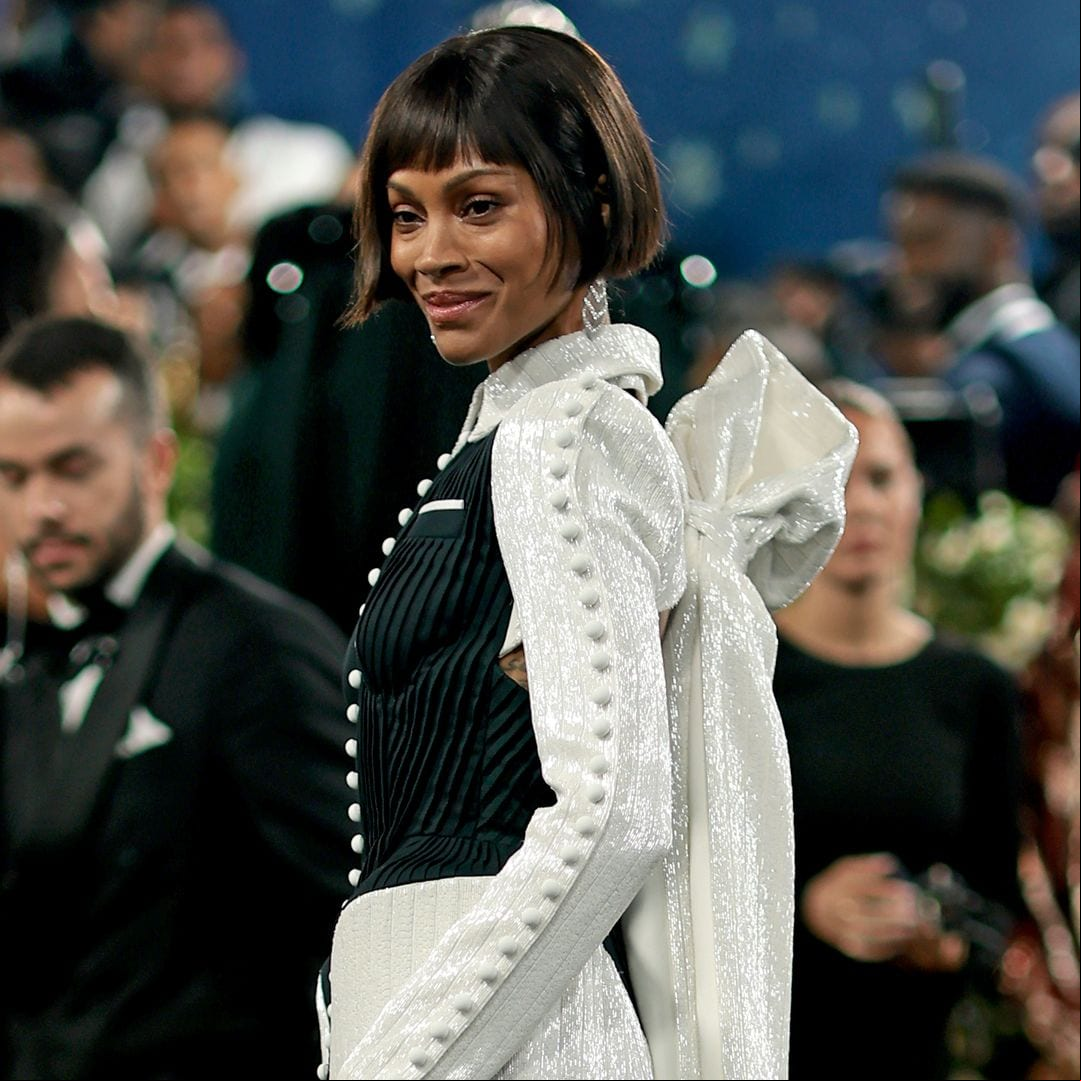 Zoe Saldaña sorprende con radical cambio de 'look' en la MET Gala 2025