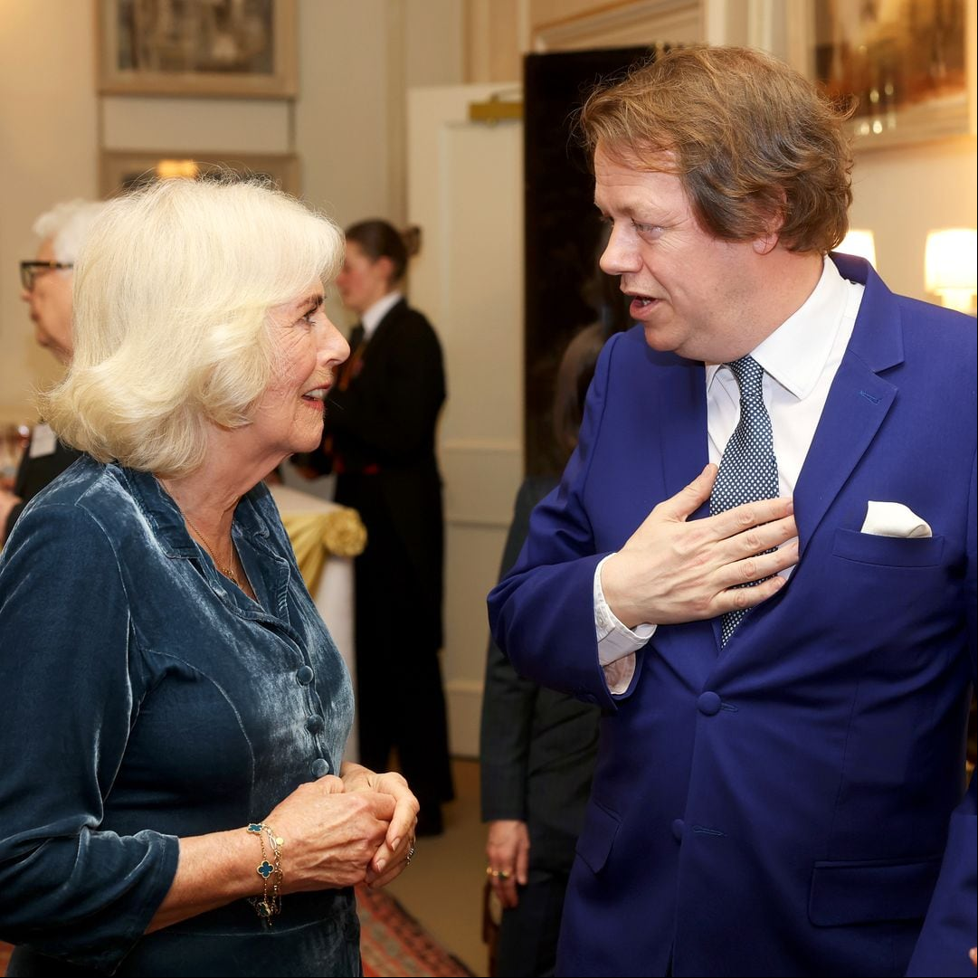 Mientras el príncipe Harry sigue alejándose de su familia, el hijo de la reina Camilla hace todo lo contrario