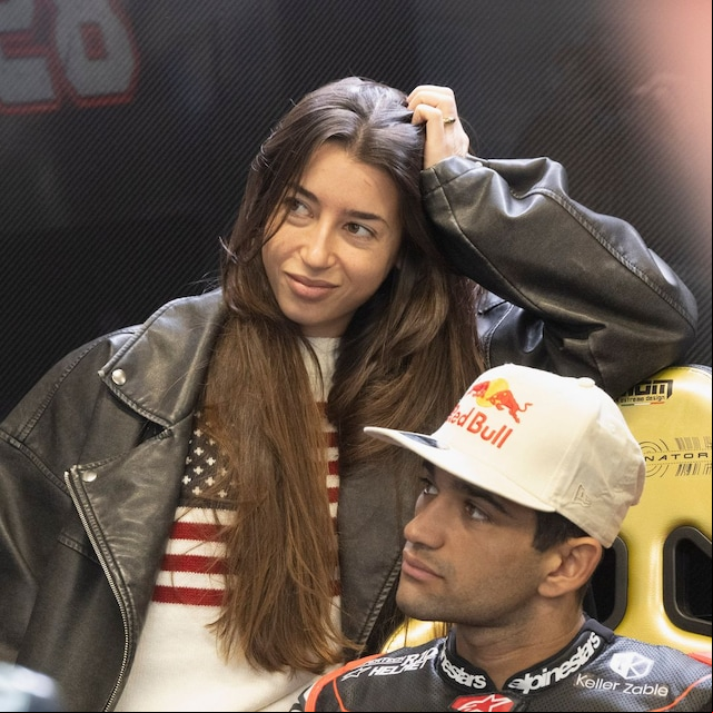 Jorge Martin y su novia Maria Monfort Matutes en el garaje del equipo durante las pruebas de MotoGP 