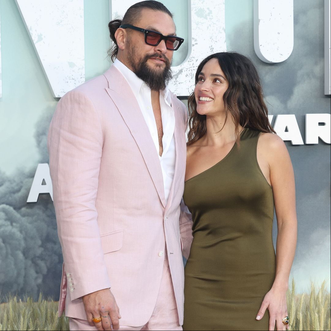 Adria Arjona se muestra enamorada y con su melena al natural junto a Jason Momoa
