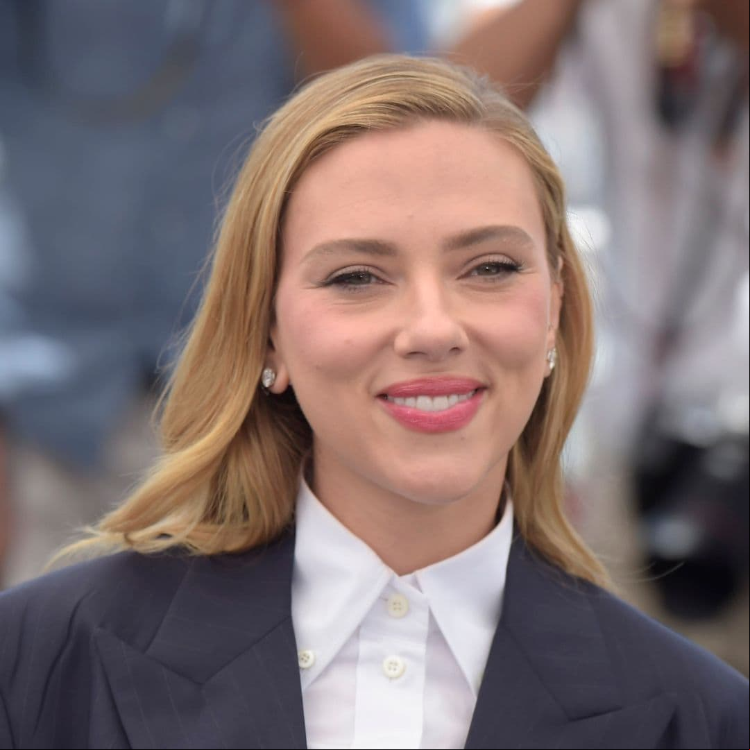 Así es como Scarlett Johansson propone llevar el 'power suit' en verano