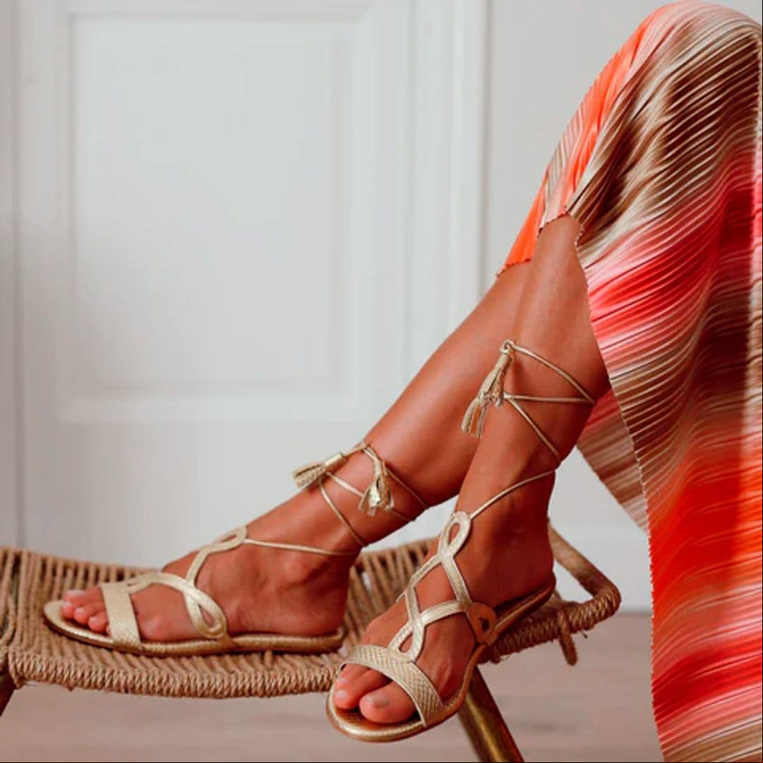 Sandalias planas que son la mejor alternativa para invitadas que no quieren tacones 