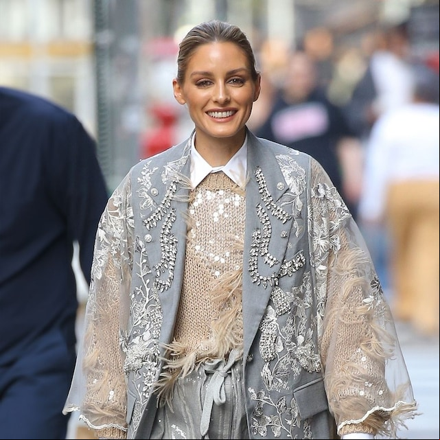 Olivia Palermo con bermudas grises y capas con pedrería