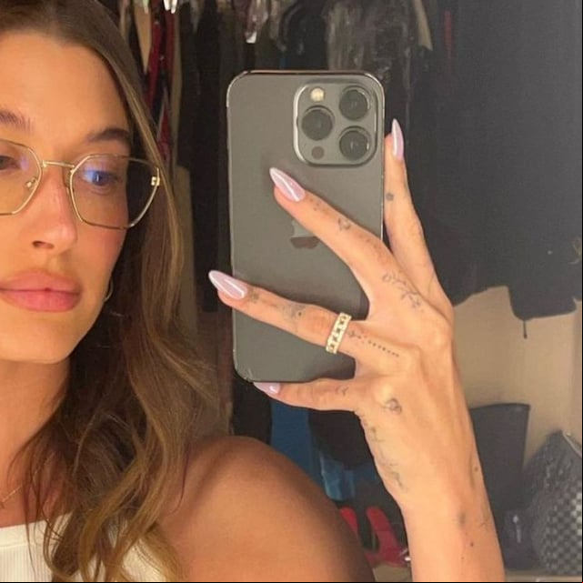 hailey bieber manicura glaseada