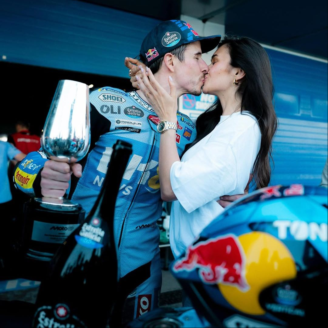 Álex, el hermano del piloto Marc Márquez, triunfa en Jerez y lo celebra así con su novia