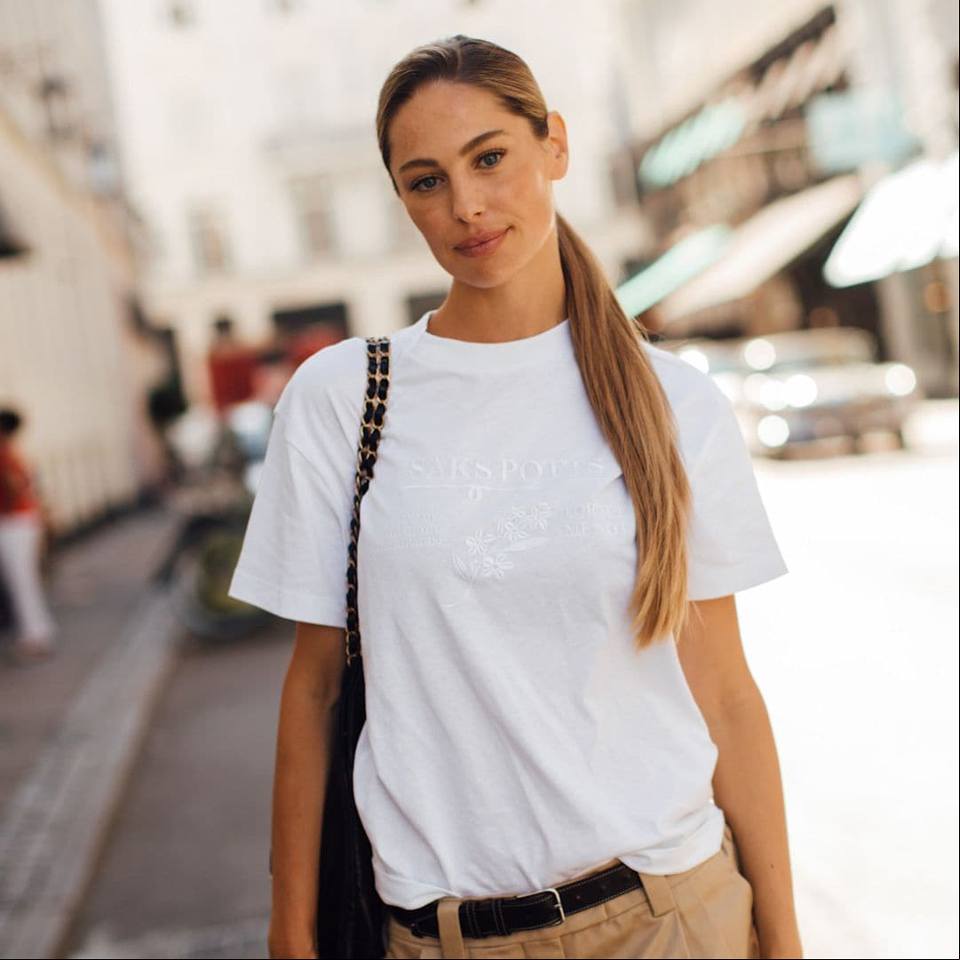 12 tops, camisas y camisetas blancas que se convertirán en tu fondo de armario esta primavera-verano