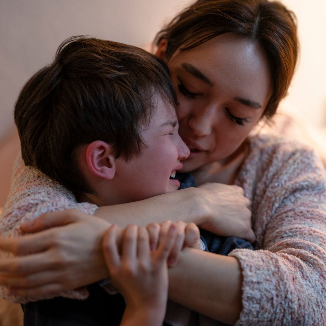 Crisis como la del apagón con niños: una psicóloga da las claves para ayudarles a gestionar su miedo