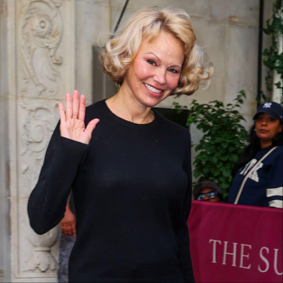 Pamela Anderson presume cambio de 'look' por las calles de Nueva York