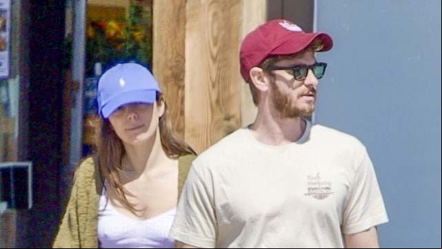 Photo © 2025 Backgrid/ The Grosby Group

 EXLUSIVE
Malibu, CA. March 15, 2025.

Actor Andrew Garfield and actress Monica Barbaro step out in Malibu to purchase some weekend essentials together. The two are spotted after sparking dating rumors over Oscars weekend as they left the award show together and attended an after party arriving in the same car.
***
El actor Andrew Garfield y la actriz Monica Barbaro salen a Malibú a comprar algunos artículos esenciales para el fin de semana. Ambos fueron vistos tras desatar rumores de noviazgo durante el fin de semana de los Oscar, saliendo juntos de la entrega de premios y asistiendo a una fiesta posterior, llegando en el mismo coche.