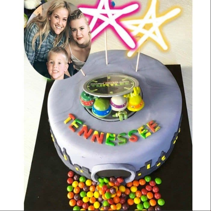 <a href="https://us.hellomagazine.com/tags/1/reese-witherspoon/"><strong>Reese Witherspoon</strong></a> celebrated her son Tennessee's fourth birthday with a personalized <i>Teenage Mutant Ninja Turtles</i> cake filled with a cascade of Skittles.
Photo: Instagram/@reesewitherspoon