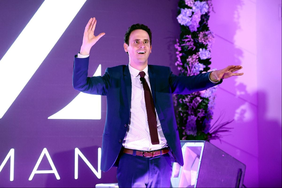Oz Pearlman performs at the Terzo 5D: AI Leadership & Charity Galaat Sanctuary MiMo on April 26, 2025 in Miami, Florida