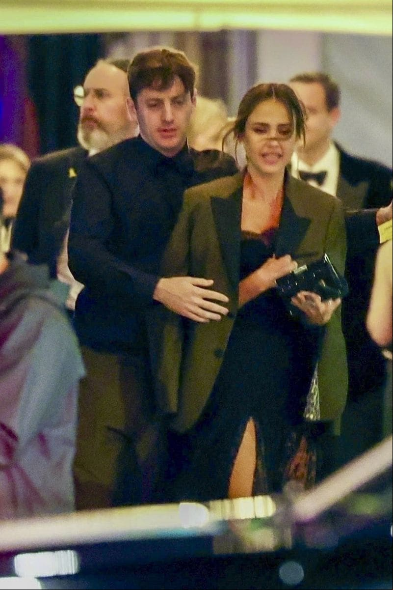 Photo © 2025 Backgrid/The Grosby Group

 EXCLUSIVE 

Los Angeles, CA  - 4 MARCH 2025

Newly single Jessica Alba is seen enjoying herself at the Vanity Fair Oscars after-party, accompanied by a man believed to be Alex Edelman amid her ongoing divorce from husband Cash Warren. The actress catches attention as she is spotted wearing the mystery mans blazer while the two share a moment outside the event.****

La recién soltera Jessica Alba fue vista disfrutando de la fiesta posterior a los Oscar de Vanity Fair, acompañada por un hombre que se cree que es Alex Edelman, en medio de su proceso de divorcio de su esposo Cash Warren. La actriz llamó la atención al ser vista usando el blazer del misterioso hombre mientras compartían un momento fuera del evento.
