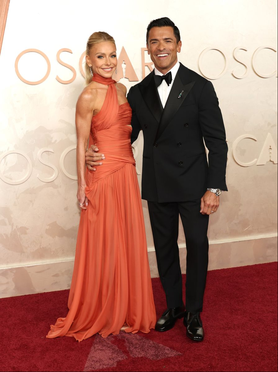 HOLLYWOOD, CALIFORNIA - MARCH 02: (L-R) Kelly Ripa and  Mark Consuelos attend the 97th Annual Oscars at Dolby Theatre on March 02, 2025 in Hollywood, California. (Photo by Kevin Mazur/Kevin Mazur/Getty Images) 